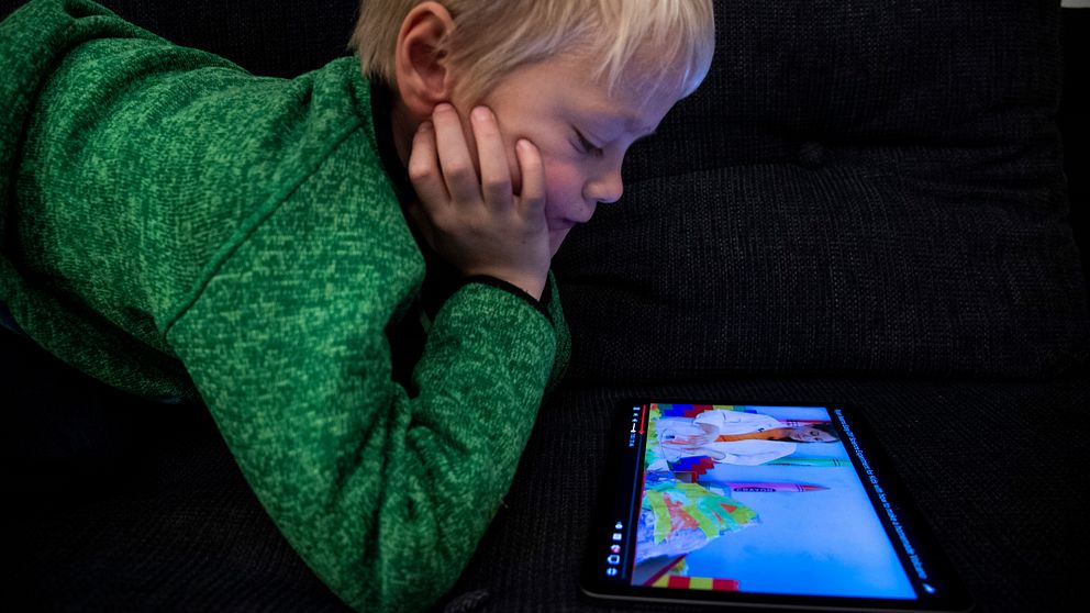 barn tittar på en ipad