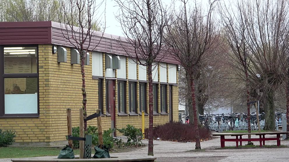 Västervångskolan: fasaden till en gul tegelbyggnad. Inga elever syns på skolgården.
