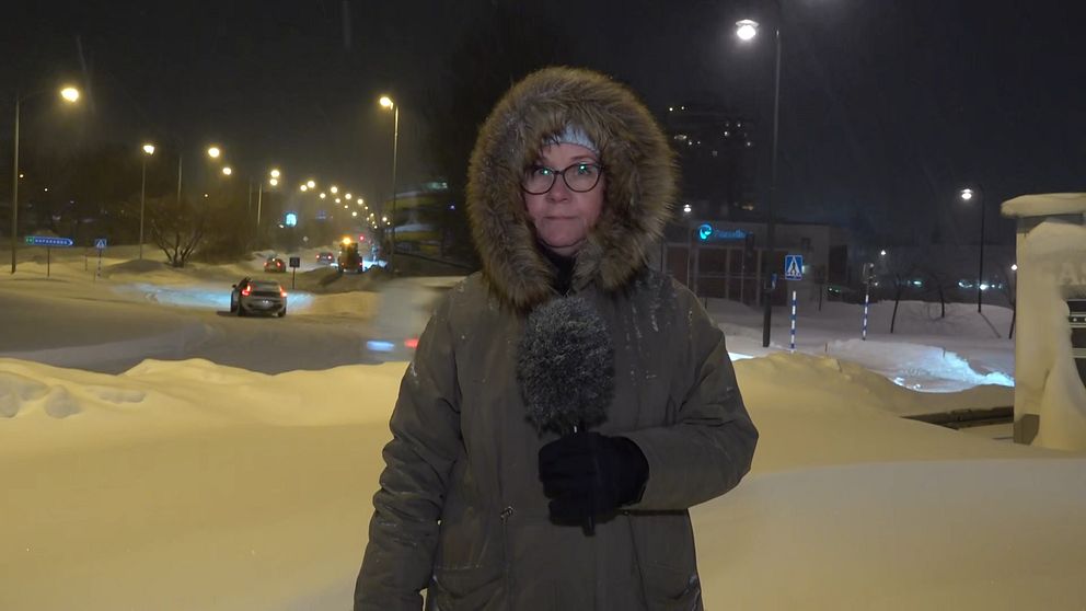 Ylva Holmgren, reporter, på plats i ett snöigt Örnsköldsvik.