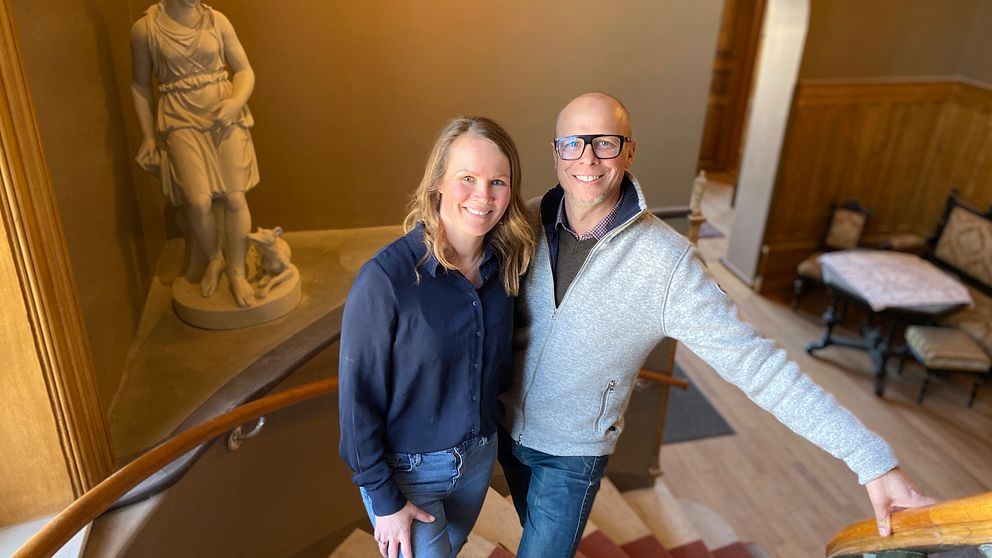 Makarna Jennie och Jonas Olert i trappan på Merlo slott i Timrå som de renoverar till bostad