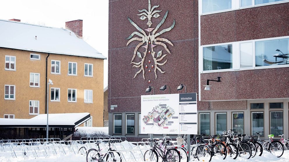 Fasad på Östersunds sjukhus i vintertid.