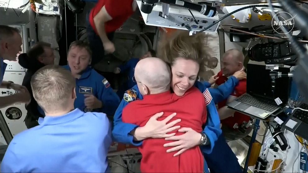 Astronauter kramar varandra ombord på rymdstationen.