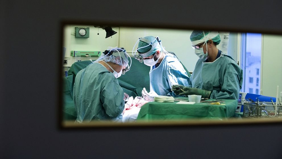 Läkare opererar patient på ett bord