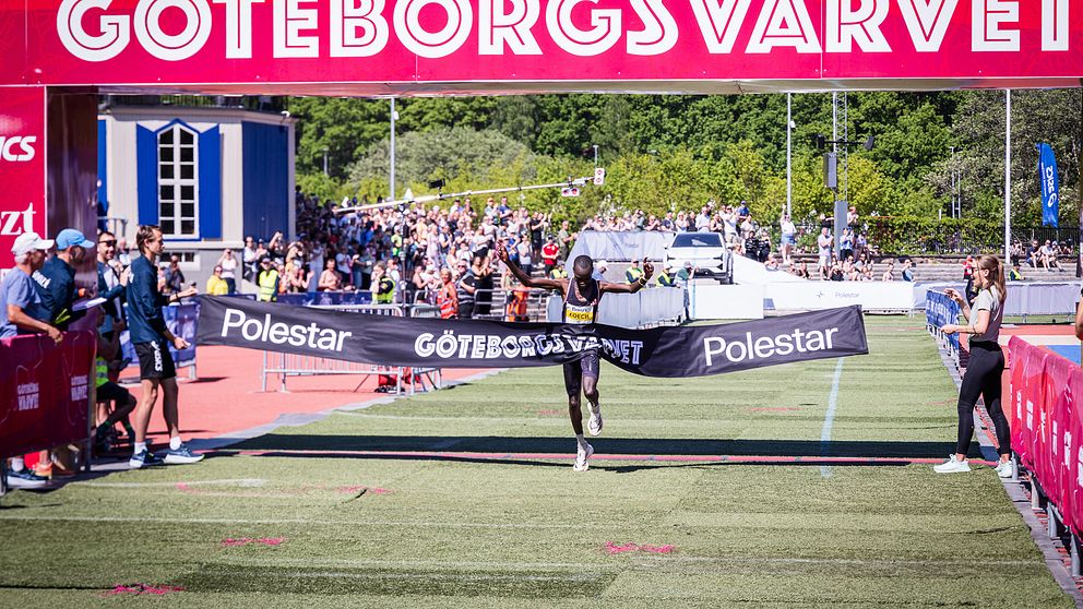 Segraren  Moses Koech går i mål på Göteborgsvarvet.