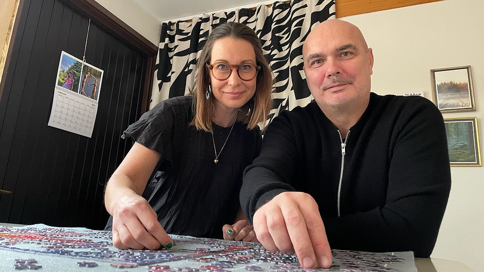 Anna Linell och Peter Neiderud lägger pussel