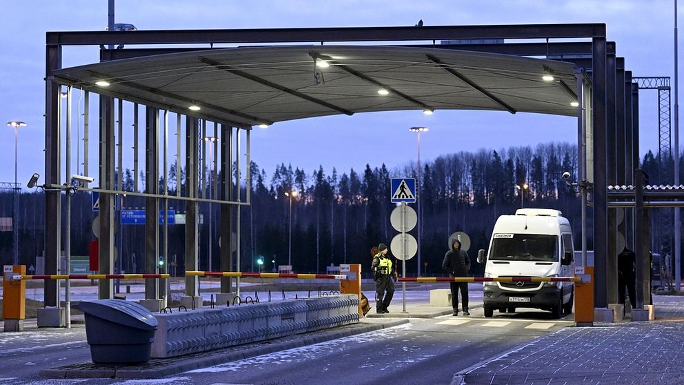 Several people and a white van at the Nuijamaa border station