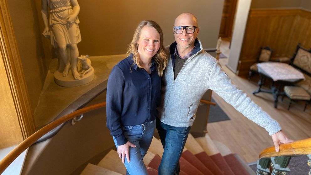 Makarna Jennie och Jonas Olert i trappan på Merlo slott i Timrå som de renoverar till bostad