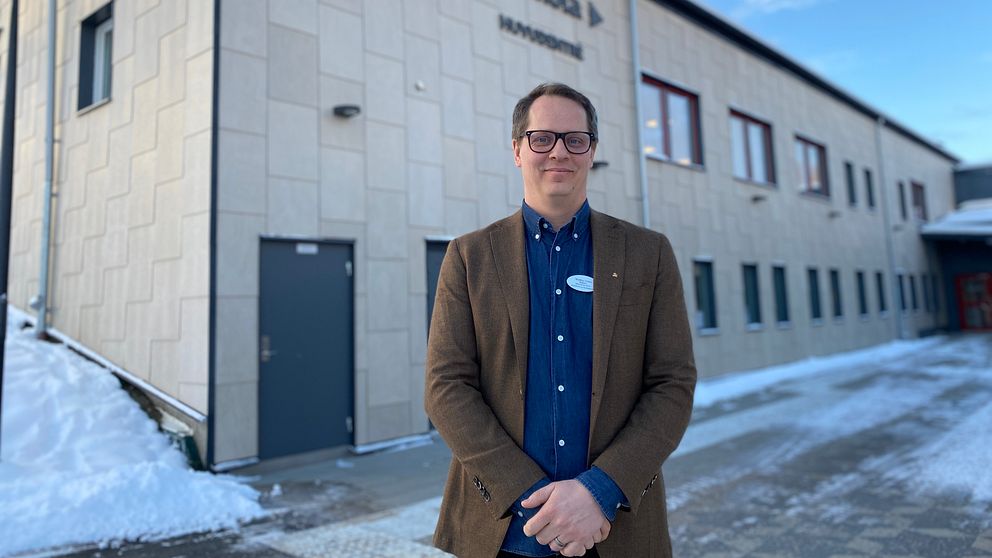 Rektor Mathias Unnis står framför Skönsmons skola i Sundsvall där man jobbat med att minska matsvinnet och att servera mer vegetarisk kost till eleverna.
