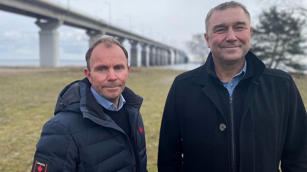 Johan Rustan och Stefan Johnsson, turistchefer på Öland och i Kalmar framför Ölandsbron