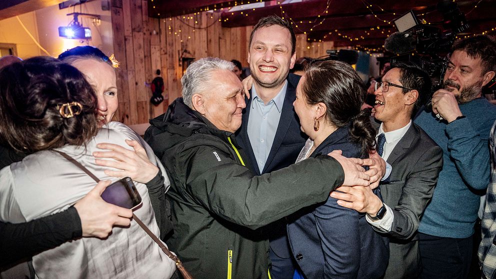 Jens-Frederik Nielsen, partiledare för Demokraatit, firar segern tillsammans med väljare.