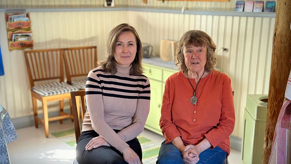 Dotter och mor, Linnea och Mia Åkerblom, sitter på stolar i ett kök.