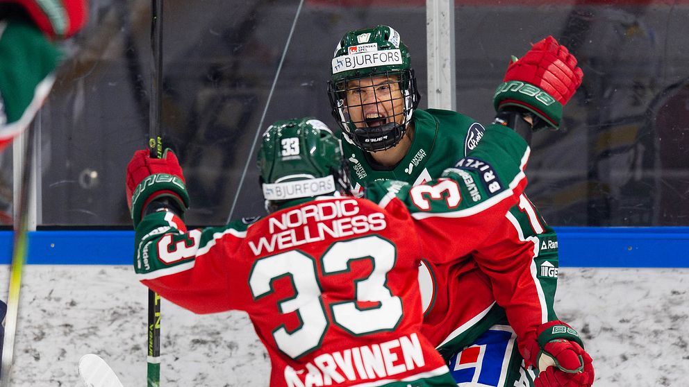 Matilda Nilsson firar sitt första mål i Frölundatröjan.