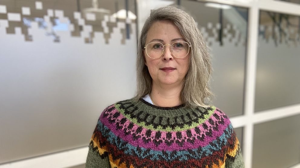 Astmatikern Sandra Andersson står inomhus och tittar in i kameran.