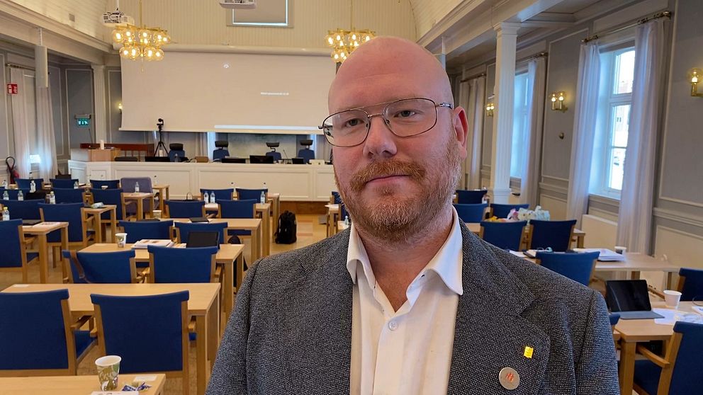 Robert Thunfors (SJVP), står och tittar rakt in i kameran.