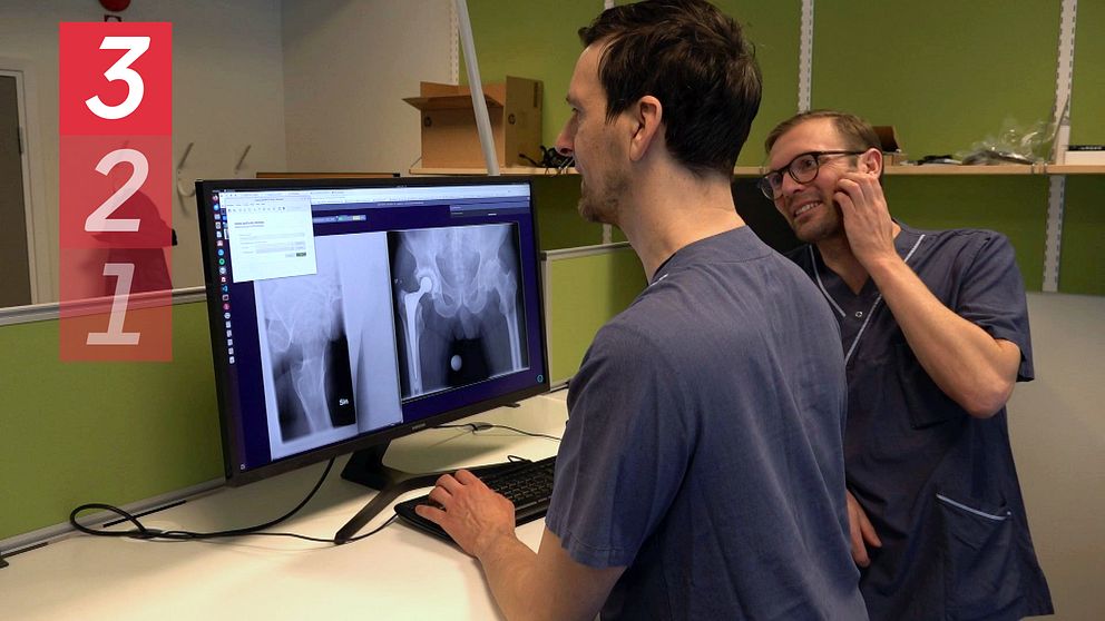 Max Gordon och Martin Magnéli framför en dataskärm i CAIR-labbet.