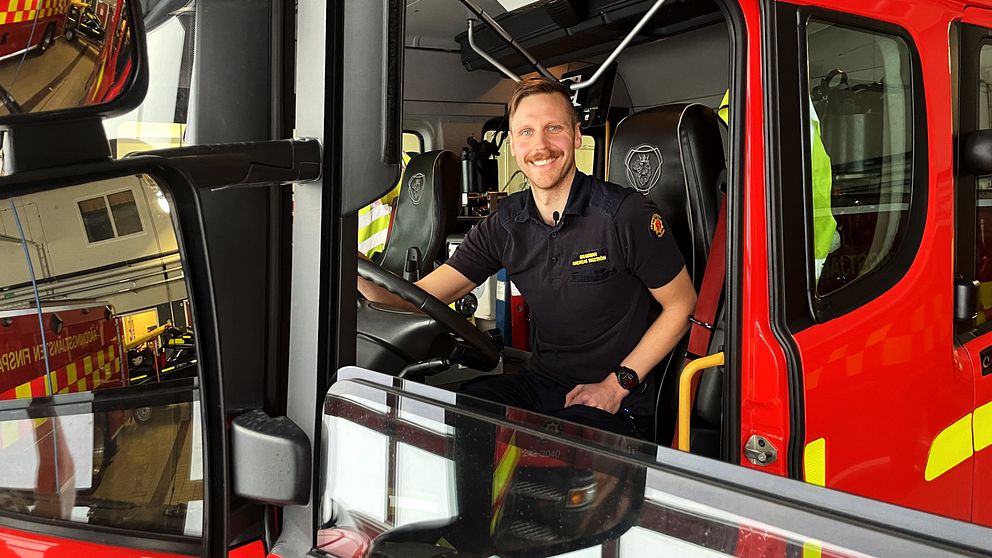 Brandmannen Andreas Yngström i en brandbil
