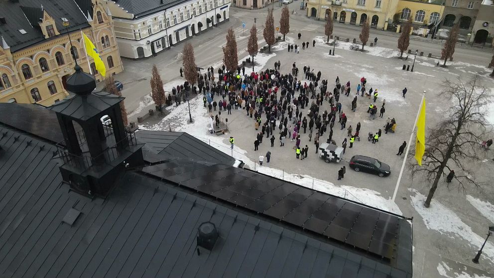 Människor som protesterar på ett torg