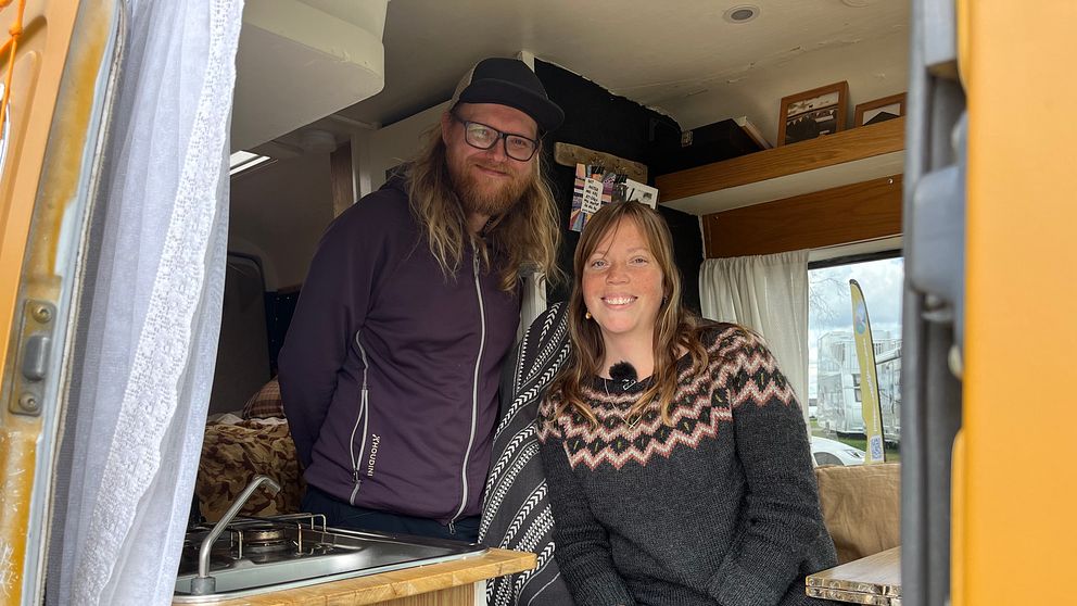 En man och en kvinna sitter i en campervan.