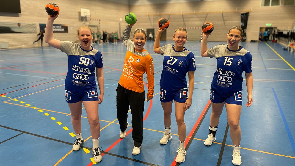 Ines Lyckeborg, Hanna Sigfridsson, Tyra Thomasson och Linnea Engdahl, fyra tjejer iklädda klubbkläder håller en handboll i händerna.