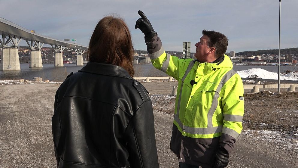 Här visar projektledaren för Trafikverket John Öfgren hur suicidskyddet på bron kommer sättas upp.