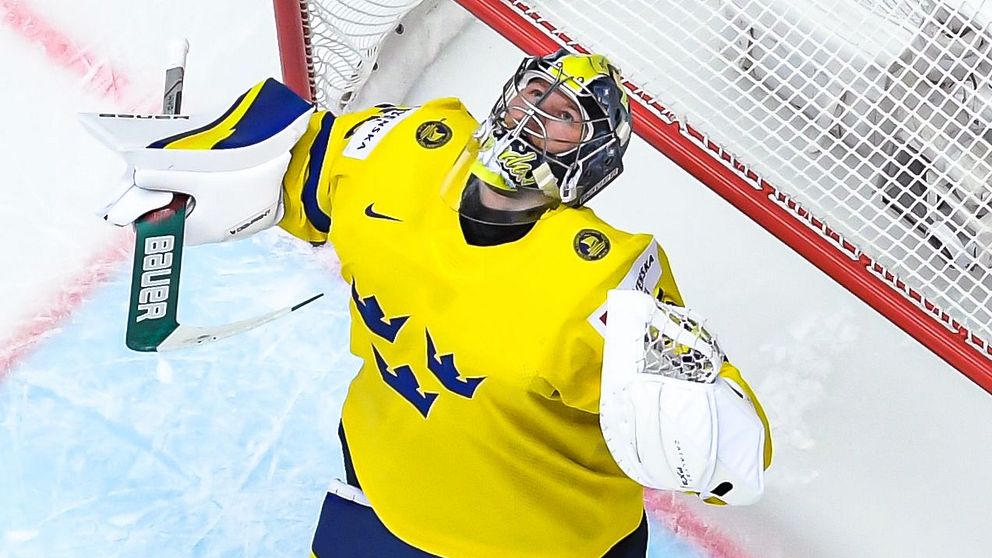 Filip Gustavsson firar under VM