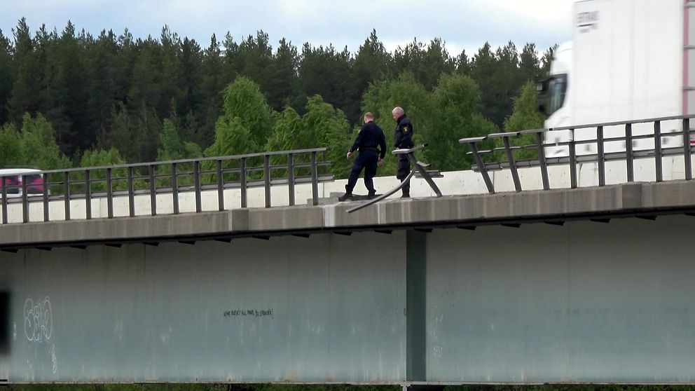 Polisen på plats vid bron som har ett trasigt broräcke.