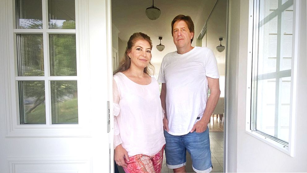 Två personer står i en dörröppning till sitt parhus