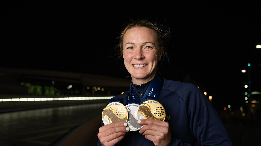 Sarah Sjöström med sina två guld och en silvermedalj från VM i Doha.