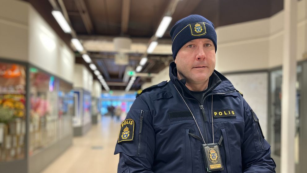 Kommunpolisen Peter Sigurd står i köpcentret Sveaplan i centrala Eskilstuna.