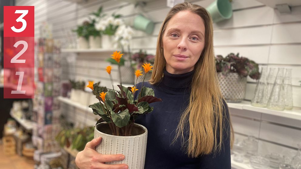 Natalia Tsudesnova står med en blomma i famnen