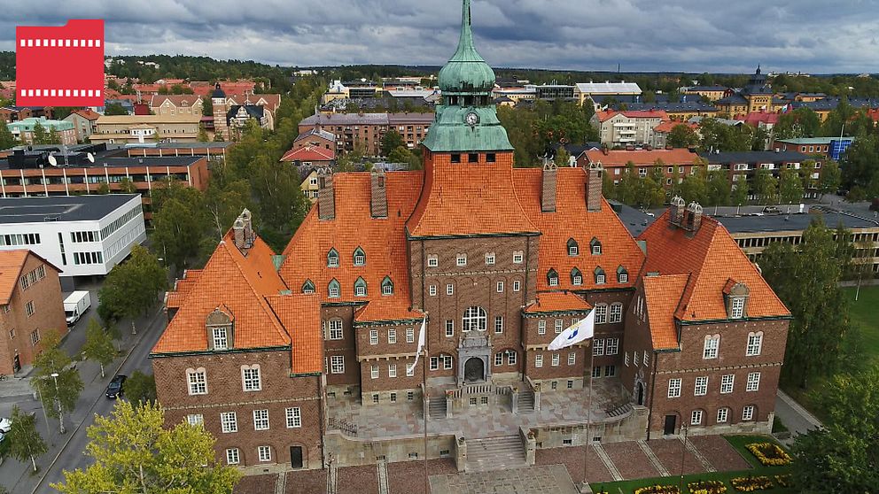Flygbild över rådhuset i Östersund. Det över hundra år gamla rådhuset är byggt i rödbrunt tegel och har ett 51 meter högt torn i mitten som är klätt i koppar som ärjat och blivit grön.