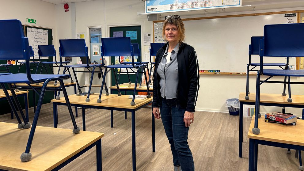 Christina Hultén, förstelärare och arbetsplatsombud på Kryddgårdsskolan i Malmö står i ett klassrum.