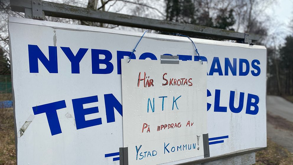 en bild på en skylt utanför en tennisklubb.