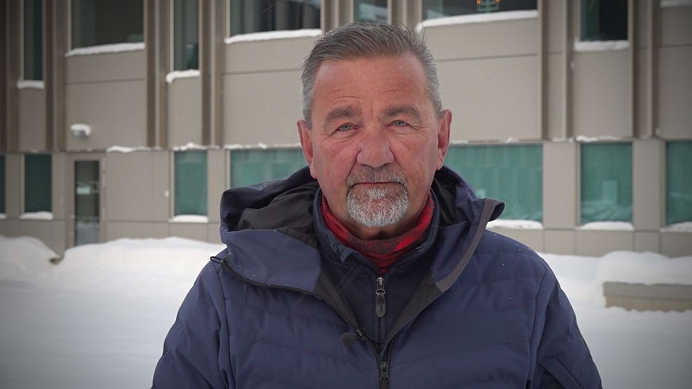 Kristdemokraternas gruppledare i Östersund, Stephen Jerand, står utomhus i snön i blå jacka