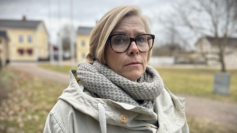Anne-Marie Wallouch, vänsterpartistisk kommunalråd i Kristinehamn, står ute och tittar in i kameran.