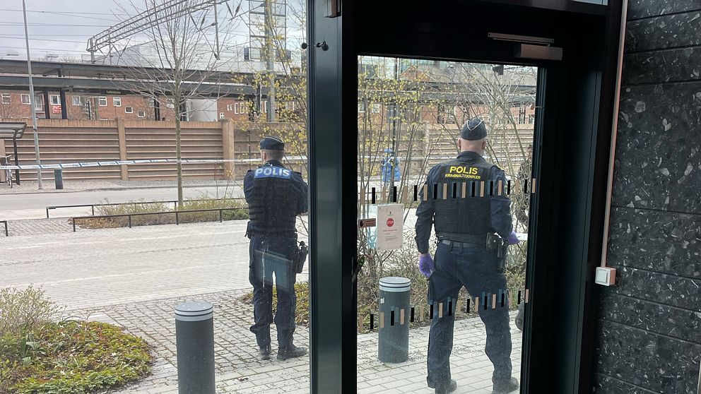 Polisen grep två personer utanför Attunda tingsrätt