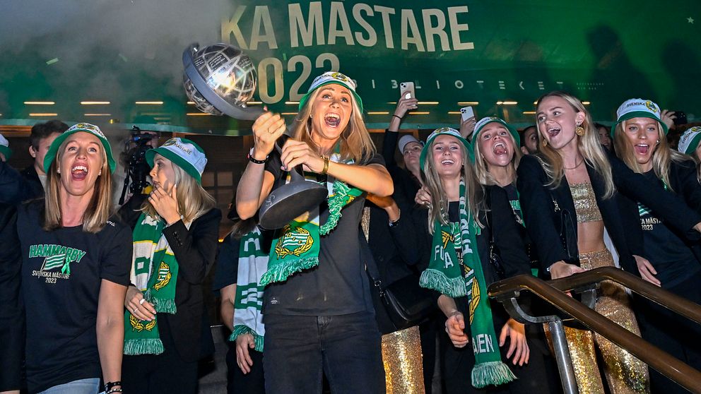 Se när Hammarby firar SM-guldet med supportrarna.