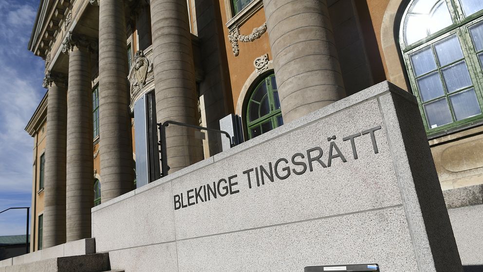 Bild på ingången till Blekinge tingsrätt