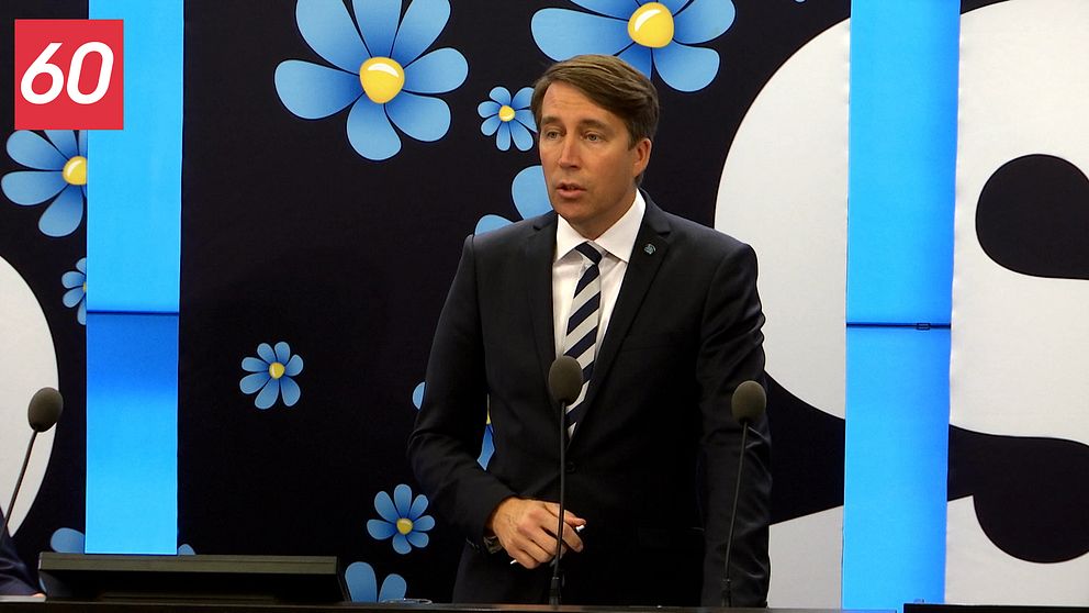 Richard Jomshof håller anförande.
