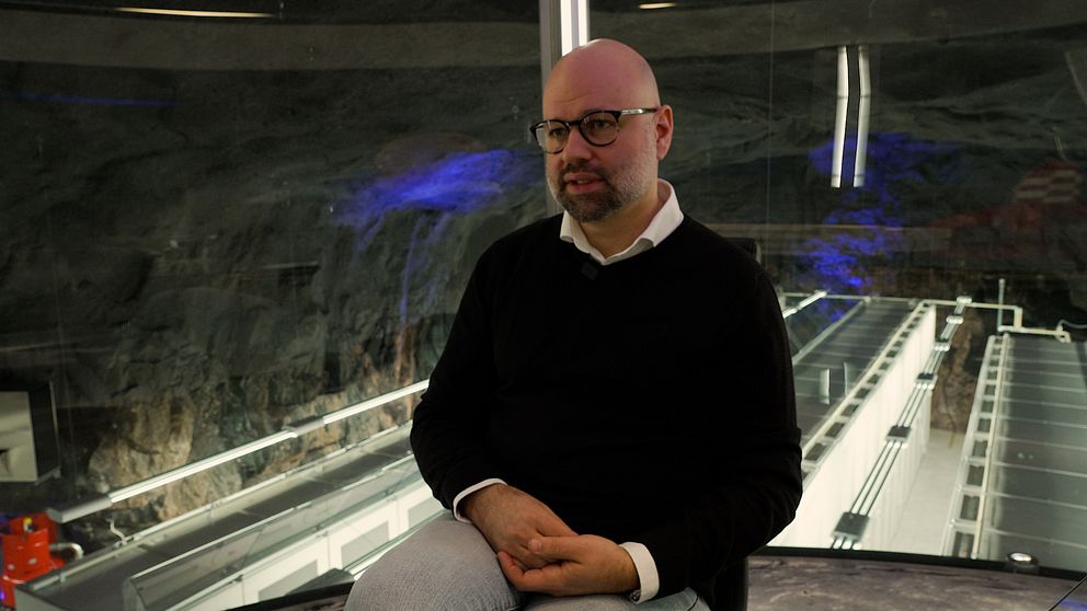 Mikael Setterberg, IT-specialist i ett bergrum med servrar