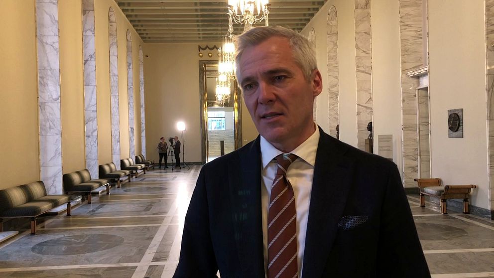 Suomen opetusministeri Anders Adlercreutz (RKP) SVT:n haastattelussa. Finlands undervisningsminister Anders Adlercreutz (SFP) i en SVT-intervju.