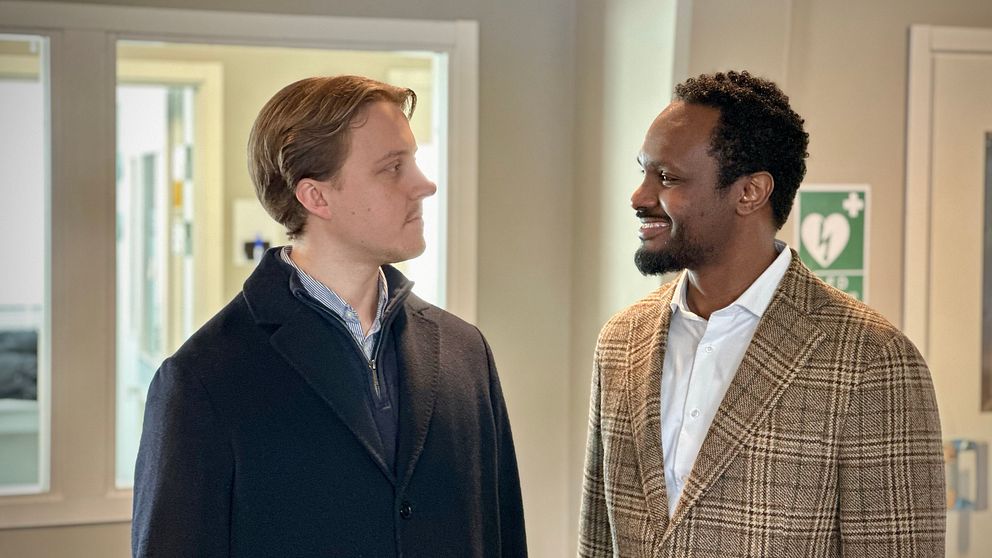 Hannes Snabb (L) och Abdullahi Cadaani (S) tittar på varandra.