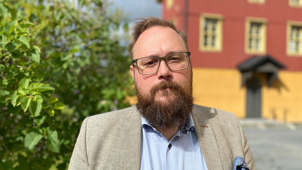 Jonas Andersson, regionråd. Ståt utomhus. Han har glasögon och skägg.