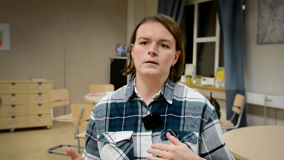 Yulia Gregorsson, en av deltagarna i Huddinges föräldrastödgrupp, sitter i klassrum på Visättraskolan.