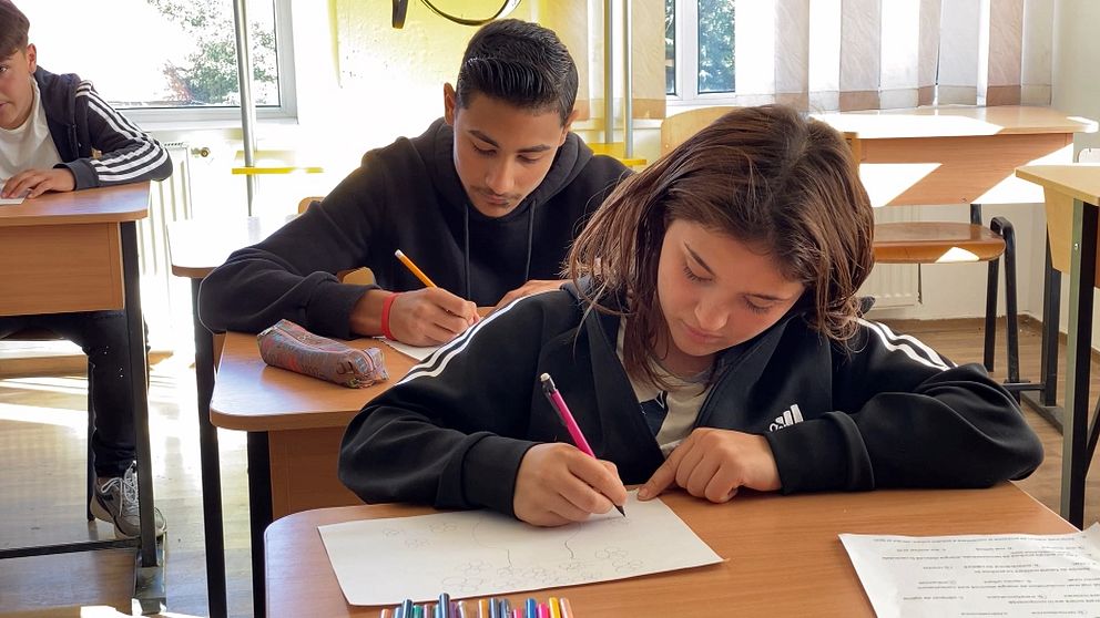 Elever sitter och ritar i ett klassrum i Valea Seaca i Rumänien
