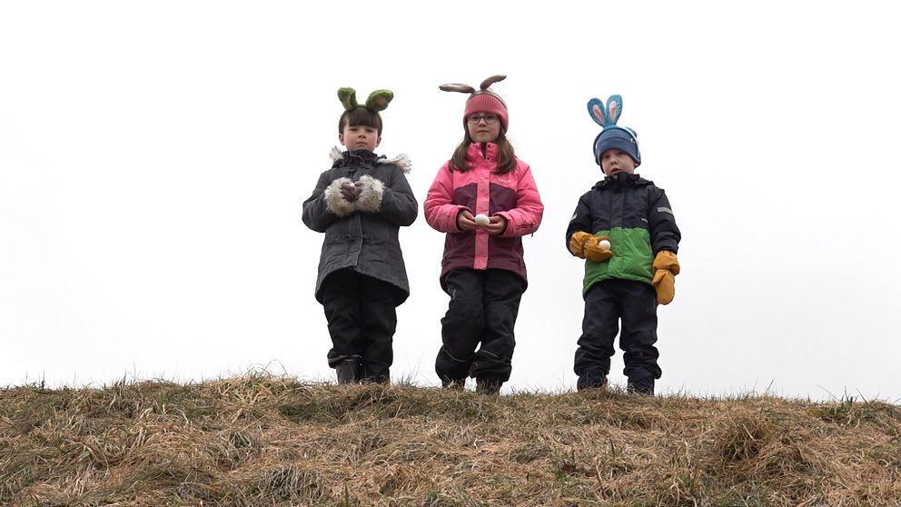 Barn firar påsk på Anundshög utanför Västerås.
