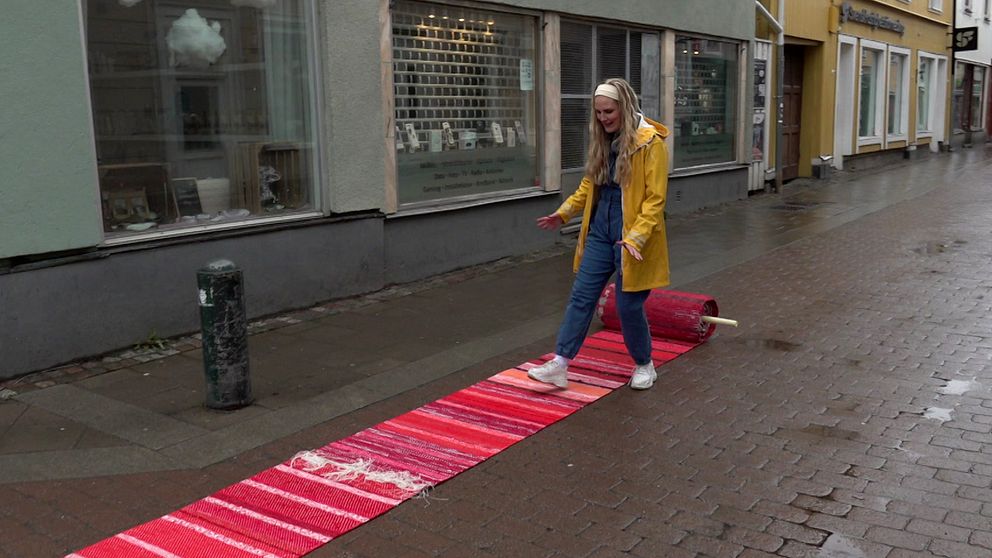 Projektledare Elvira Matz kliver upp på den handvävda mattan