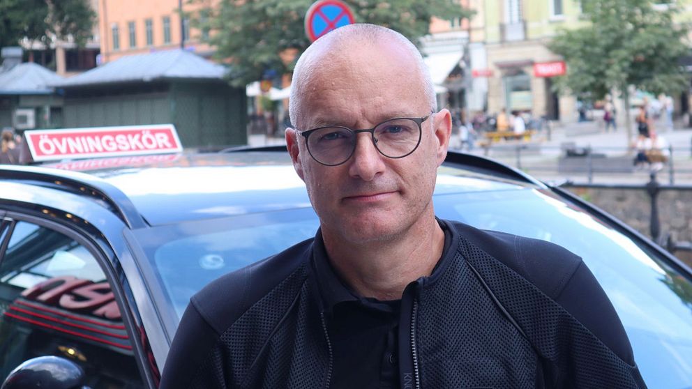 Körskollärare Jonas Jansén står utanför trafikskolan och tittar mot kameran