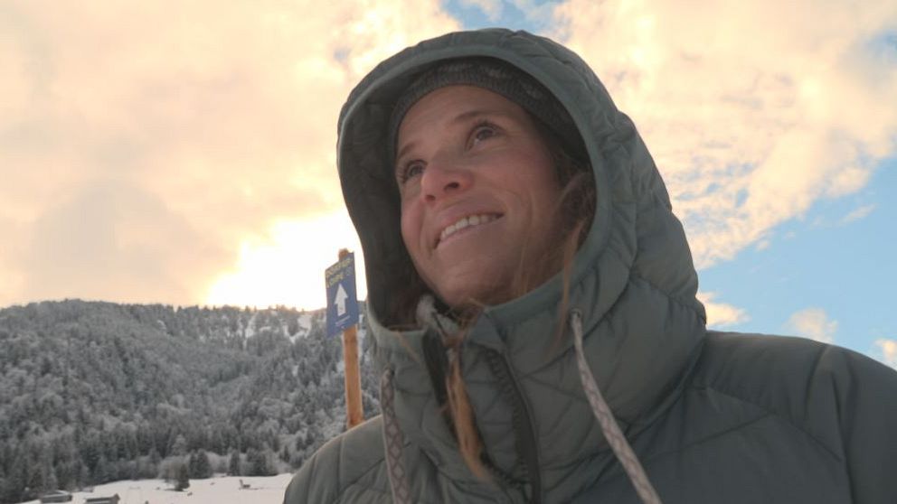 Sara Hector som just nu leder storslalomcupen blickar ut över hemorten Au i Österrike.