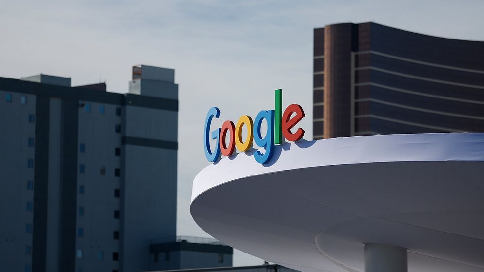Google-loggan på taket av en byggnad.